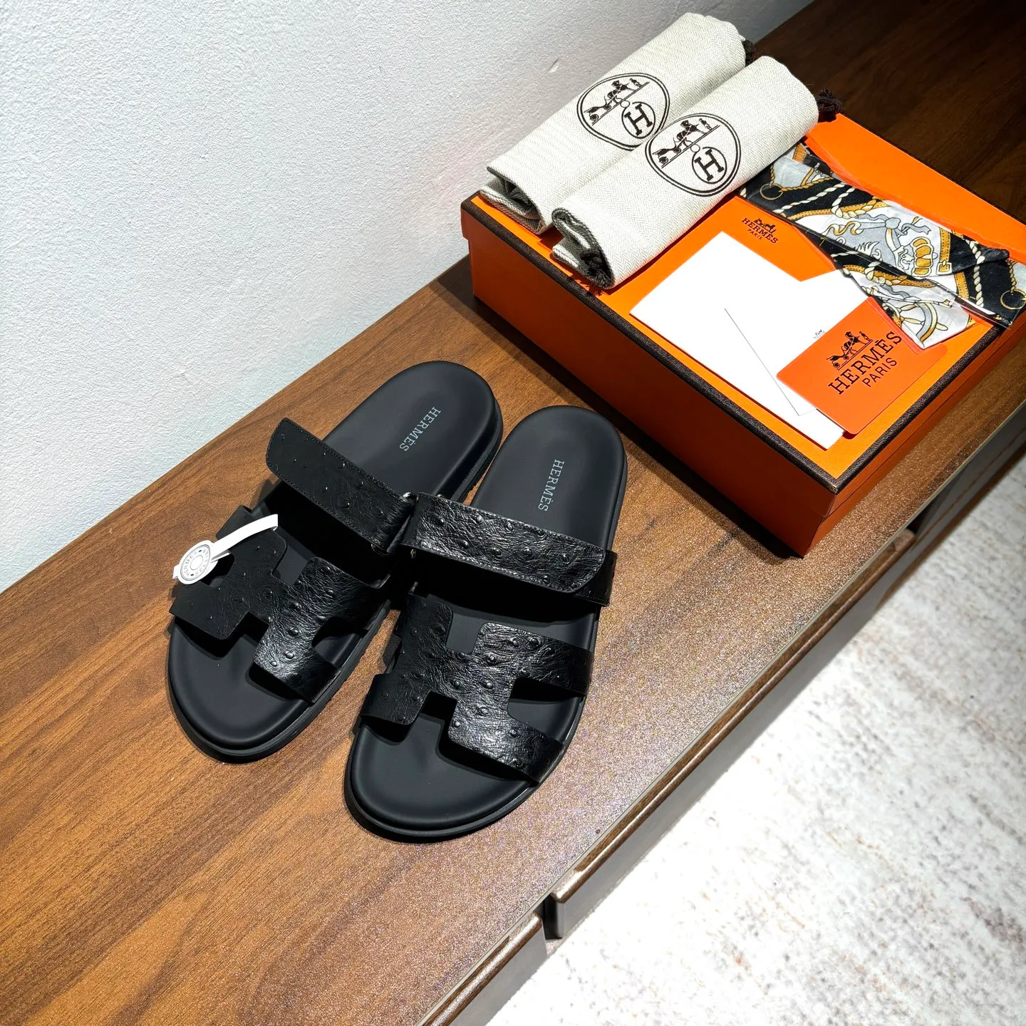👟👟Ex-factory price 520👟👟 Men's size +10 Brand💗: HERMES Number💗: H8018-210199 Color💗: Ostrich pattern new color system Size 💗: 35 to 40 38-45 Upper material: imported calfskin Outsole material: Tpu anti-slip and wear-resistant outsole 🆕🆕🆕HERMES 2025 latest color matching, original purchased and dismantled, imported custom fabrics. All colors have been adjusted N times, striving to be zero different from the original! The top version for women 💰 Erjie's shoes that have become extremely popular recently - chypre sandals, which are comfortable for all ages and are cute and cute. Paired with various colored socks, it’s so trendy